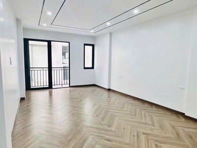 Bán nhà siêu hiếm   phố nguyễn văn cừ   32m    4 tầng   giá 8,x tỷ   ô tô đỗ cổng   gần hồ bồ đề 3