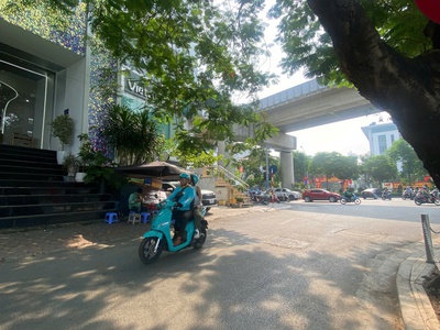 Cho thuê sàn văn phòng 120m2 view hồ Hoàng cầu, Đống Đa, Hà Nội 0