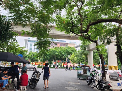 Cho thuê sàn văn phòng 120m2 view hồ Hoàng cầu, Đống Đa, Hà Nội 1