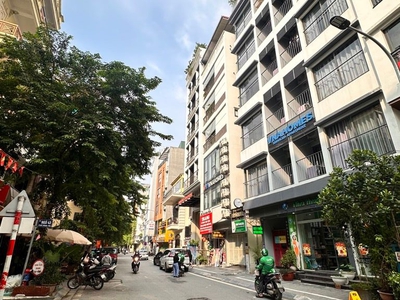 Vài bước chân ra hồ tây - vị trí cực hiếm nhà bán - ngõ thông - thang máy - gần ô tô 46m2. 0