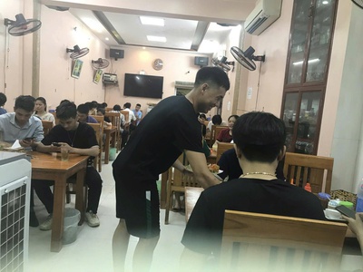 Do không có người làm cần sang nhượng quán cơm rang, bún bò huế tại cổ nhuế 2