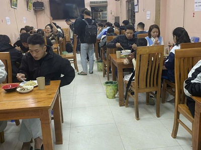 Do không có người làm cần sang nhượng quán cơm rang, bún bò huế tại cổ nhuế 3