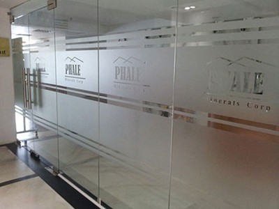 Mẹo dán decal khổ lớn không bị nổi bong bóng khí cực đơn giản cho người không chuyên 0