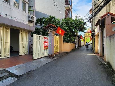 Hơn 8 tỷ nhà ngõ 71 bồ đề 37m x 4t, chỉ 1 nhà ra mặt phố oto tránh. 2