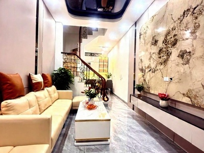 Bán nhà ngọc khánh 35m x4 tầng 9,9 tỷ ngõ thông,ba gác tránh,full nội thất 0