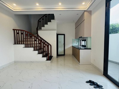 Rẻ nhất quận long biên 30m2, 4t, ô tô đỗ cổng, 5 phút lên cầu vĩnh tuy - 4.x tỷ 1