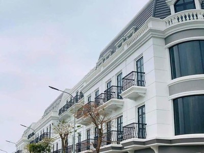 Chính chủ bán gấp shophouse 4 tầng, 75m2, sẵn sổ đỏ trao tay, cạnh vincom plaza 1