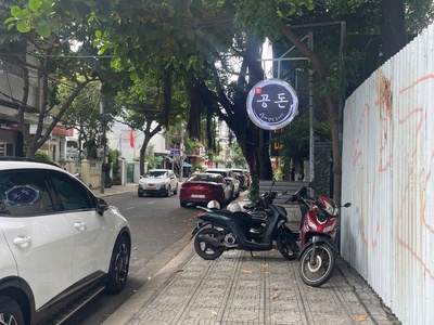 Cho thuê mb diện tích lớn đường lê đại hành  gần minh khai  mặt tiền 9m diện tích : 400 m2 giá: 2