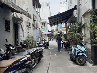  quận 1 - giáp trần hưng đạo - hẻm xe hơi nhỏ  - gần mặt tiền - không quy hoạch - nhỉnh 6 tỷ 3 0