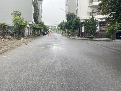 Bán Đất Giang Biên 30m2: Vỉa Hè Rộng, Lô Góc Thoáng Sáng, Ngay Sát Trường Mầm Non Tràng An 1