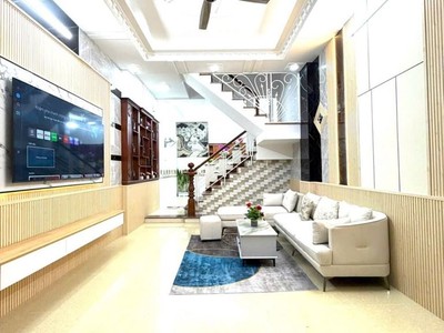 Nhà đẹp 4 tầng   nhỉnh 5 tỏi  q.12 3