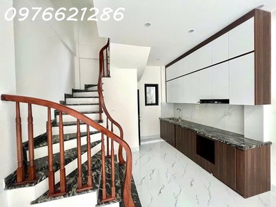 Bán nha rẻ mói ngô gia tự, long biên   5 tầng    36m2- mặt tiền 4m  giá chỉ 6,x tỷ. cách mặt phố 1