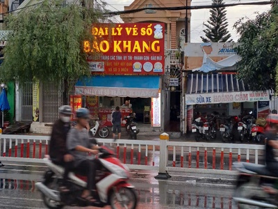 Nhà 1 lầu, 1 trệt bao gồm 4pn, 8 phòng trọ và 1 kiot cho thuê giá 15tr/ tháng 2