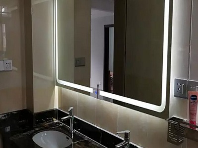 Gương nhà vệ sinh có đèn LED: có đáng tiền không 0