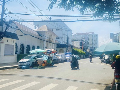 Ngay chợ tân hương  xe hơi ngủ nhà  cách mặt tiền 1 căn   60m   5 tầng  5pn chỉ 8 3