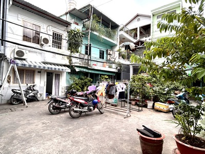 Bán nhà đ. tôn đản cách vài bươc chân ra mt lớn gần...