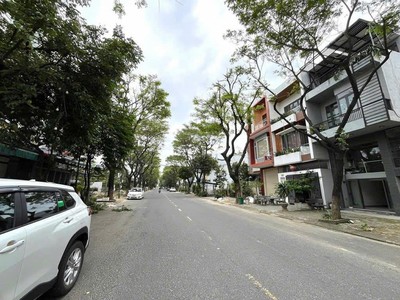 - bán nhà 3 tầng đường   10m5  trần nguyên đán   gần đặng huy trứ. dt 80m2   giá 8.4 tỷ tl 1