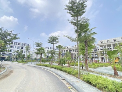 cần bán gấp biệt thự trung tâm thường tín view hồ, mặt đường lớn 4