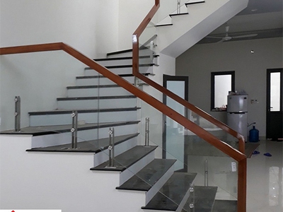 Top mẫu cửa kính cầu thang đẹp cho nhà phố hiện đại 0