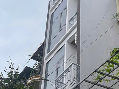 Cho thuê nhà nguyên căn 6 tầng, thang máy, mặt phố Hoa Bằng, giá thuê 20tr 1
