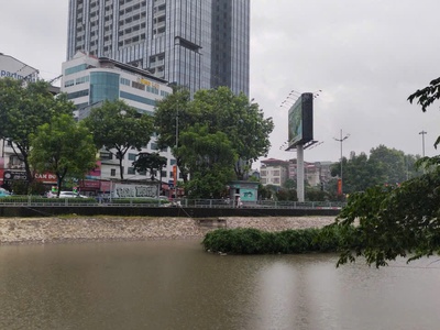 Cho thuê nhà nguyên căn mặt phố Nguyễn Khang, gần Vũ Phạm Hàm, cầu 361, giá thuê 30tr 0