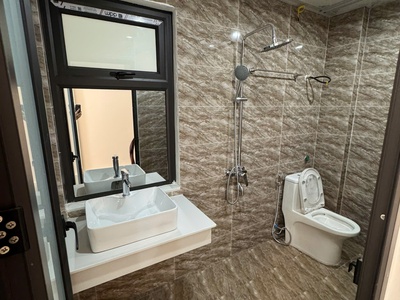 Cho thuê nhà ngõ rộng 373 ngọc hồi, 35m x 5 tầng, 3 phòng ngủ, 5 wc, 12 triệu 4