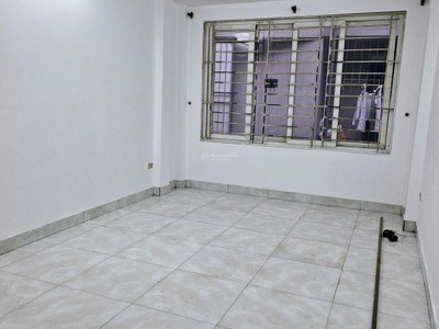 Cần cho thuê nhà tân triều, 40 m  x 4 tầng, 5 ngủ, giá 13.5 triệu ưu tiên ở gia đình 3