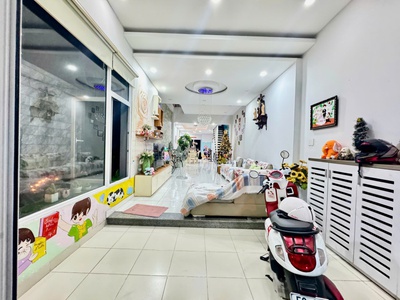 Bán nhà mặt tiền mai hắc đế phường 15 q8 , 144m2 , 4 lầu, 5 pn chỉ 11,5 tỷ 0