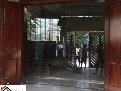 Cửa chính kính cường lực có an toàn chống trộm không 0