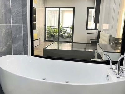 Phố cổ bồ đề, long biên  dt 54m  x 6 tầng  gara oto, thang máy  chỉ hơn 16 tỷ là nhận nhà 4