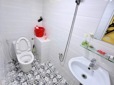 Ngay nhà ga t3 sân bay, 1 căn ra mặt tiền, 4 tầng đúc thật 3pn có mặt thoáng phía, hoàn công đủ, 4