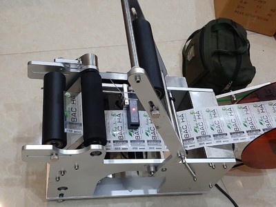 Máy dán nhãn chai tròn Mt50, máy dán tem nhãn decal, máy dán nhãn chai trà sữa- sữa bắp 2