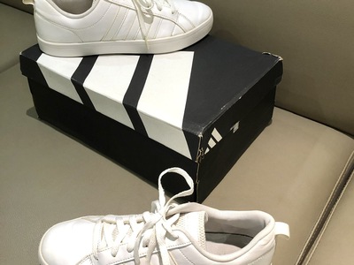 Đôi Adidas chính hãng size 41,5 còn rất mới 0