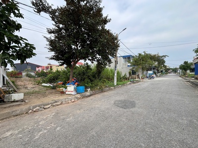 Bán lô đất 3 mặt tiền tại tuyến 2 đường Cát Vũ Tràng Cát dt 70,8m2 giá chỉ 2 Tỷ973tr. 0