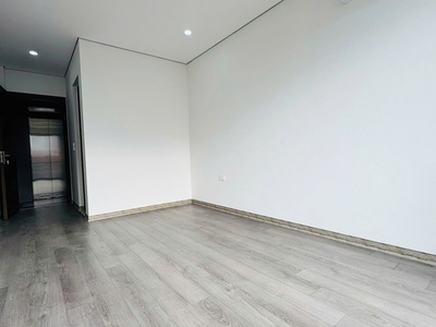 Cần bán 30m2 nhà 6 tầng thang máy, đường ô tô tránh ngõ 40 Kẻ Tạnh. Gần trường các cấp, gần chợ 1