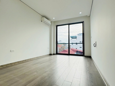 Cần bán 30m2 nhà 6 tầng thang máy, đường ô tô tránh ngõ 40 Kẻ Tạnh. Gần trường các cấp, gần chợ 2