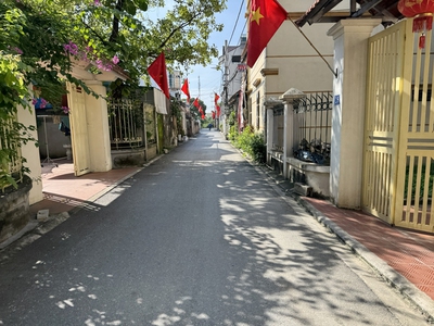 Cần bán 102m2 đất Làng Vàng, Gia Lâm. Đường thông xe ô tô 7 chỗ 3