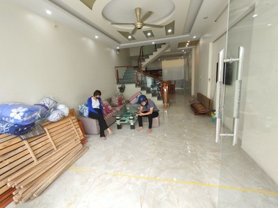 Cho thuê nhà sân cổng riêng Văn Cao, DT: 110m2, 4 p.ngủ. 0