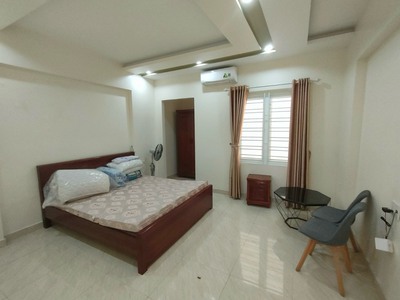 Cho thuê nhà sân cổng riêng Văn Cao, DT: 110m2, 4 p.ngủ. 3