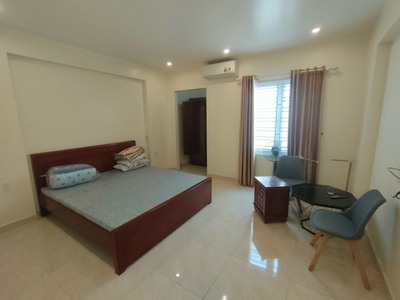 Cho thuê nhà sân cổng riêng Văn Cao, DT: 110m2, 4 p.ngủ. 4