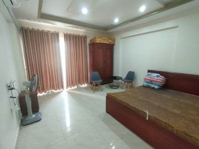 Cho thuê nhà sân cổng riêng Văn Cao, DT: 110m2, 4 p.ngủ. 5