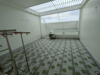 Cho thuê nhà sân cổng riêng Văn Cao, DT: 110m2, 4 p.ngủ. 6
