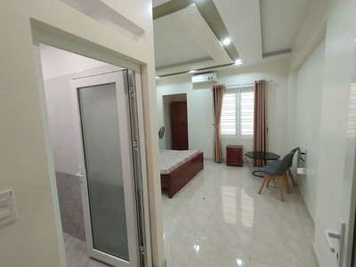 Cho thuê nhà sân cổng riêng Văn Cao, DT: 110m2, 4 p.ngủ. 7