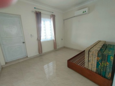 Cho thuê nhà sân cổng riêng Văn Cao, DT: 110m2, 4 p.ngủ. 8