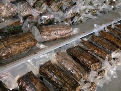 Nhà e chuyên bán bánh tét ngũ sắc trà cuôn đặc sản trà vinh có hút chân không 4