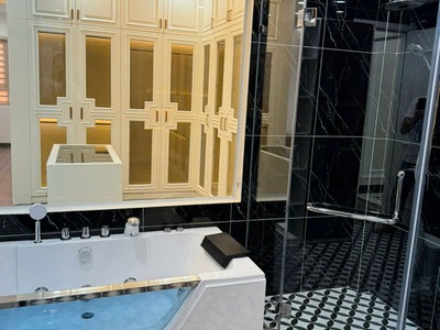 Bán gấp trong 15 ngày 76,5m2 nhà 8 tầng thang máy mặt ngõ 68/79 Nguyễn Văn Linh. Đường 3 ô tô tránh 9