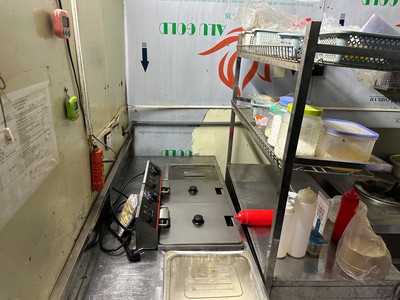 Vì lý do nhân sự, quán ko có ng làm lên em sang nhượng cửa hàng gà rán 2