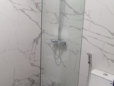 Nhà vệ sinh nhỏ: lắp vách ngăn kính có làm rộng không gian không 0