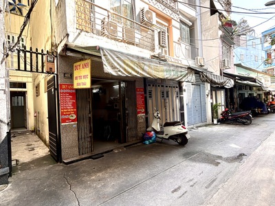 Nhỉnh 4t có ngay nhà mt đ.sô- xe hơi đậu cửa- thông ra khánh hội- tôn thất thuyết- đến bến văn đồn. 2