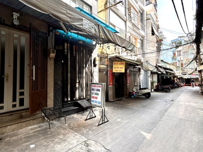 Nhỉnh 4t có ngay nhà mt đ.sô- xe hơi đậu cửa- thông ra khánh hội- tôn thất thuyết- đến bến văn đồn. 1